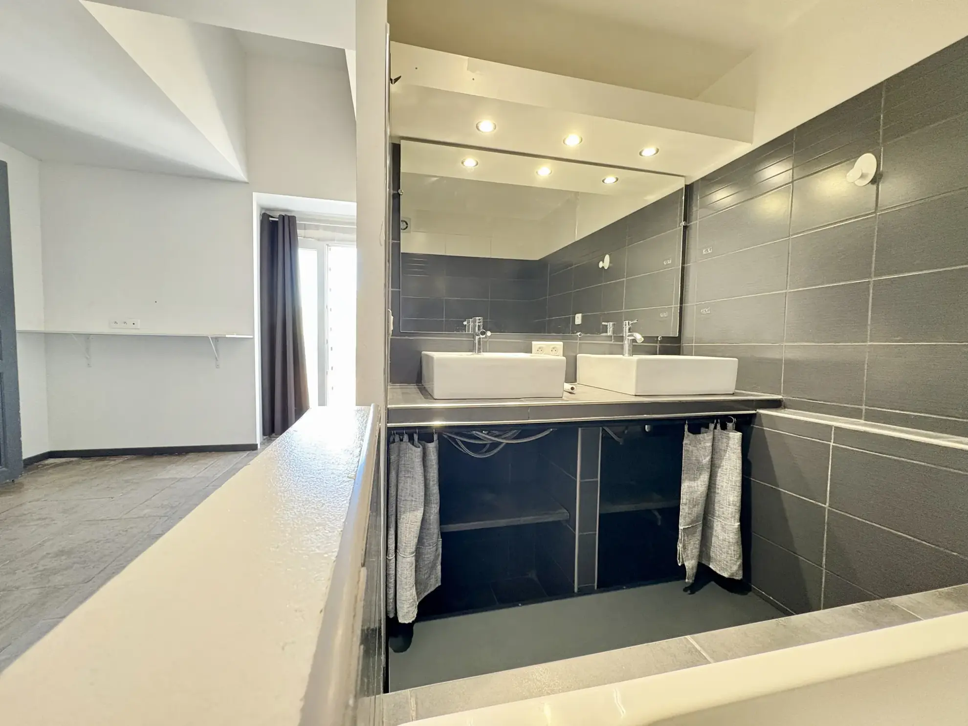 Appartement de charme de 75 m² à Aigues-vives avec parking et balcon 