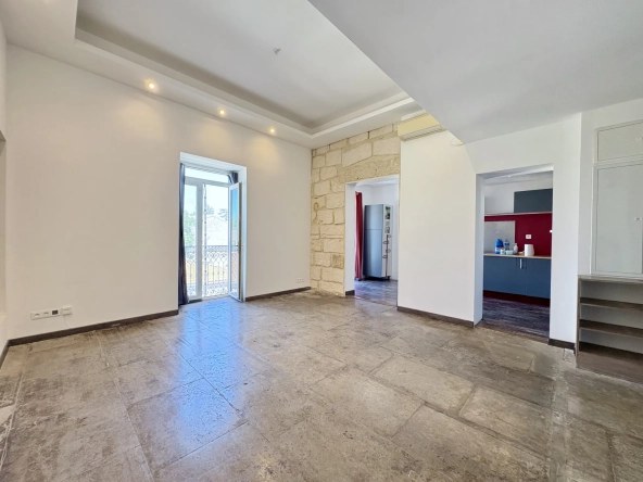 Appartement de charme de 75 m² à Aigues-vives avec parking et balcon