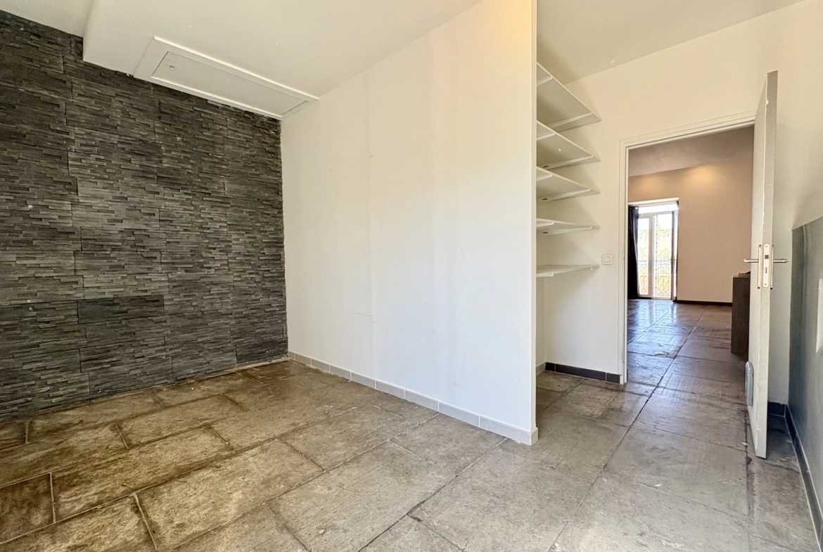 Appartement de charme de 75 m² à Aigues-vives avec parking et balcon 