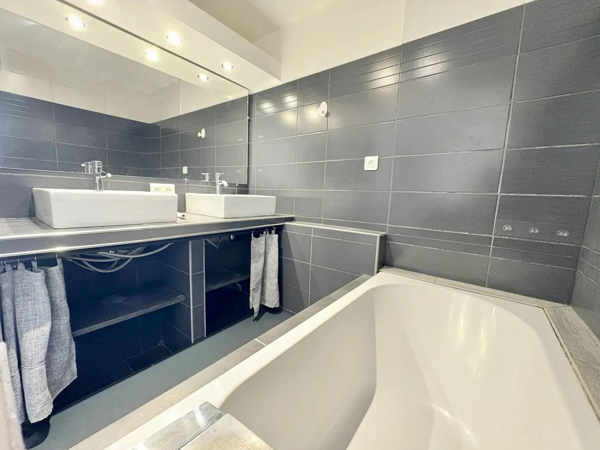 Appartement de charme de 75 m² à Aigues-vives avec parking et balcon 