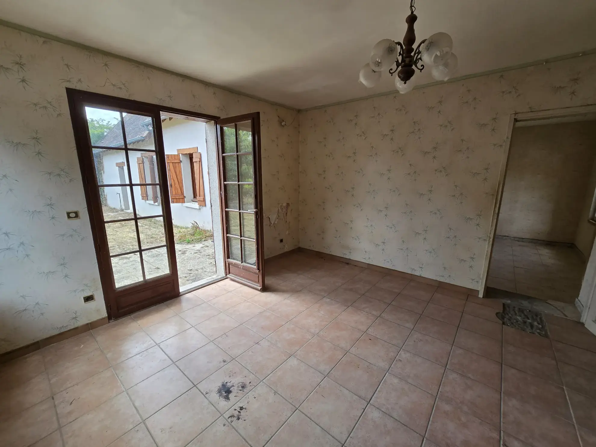 Maison à vendre avec jardin, garage et travaux à prévoir à Villefranche sur Cher 