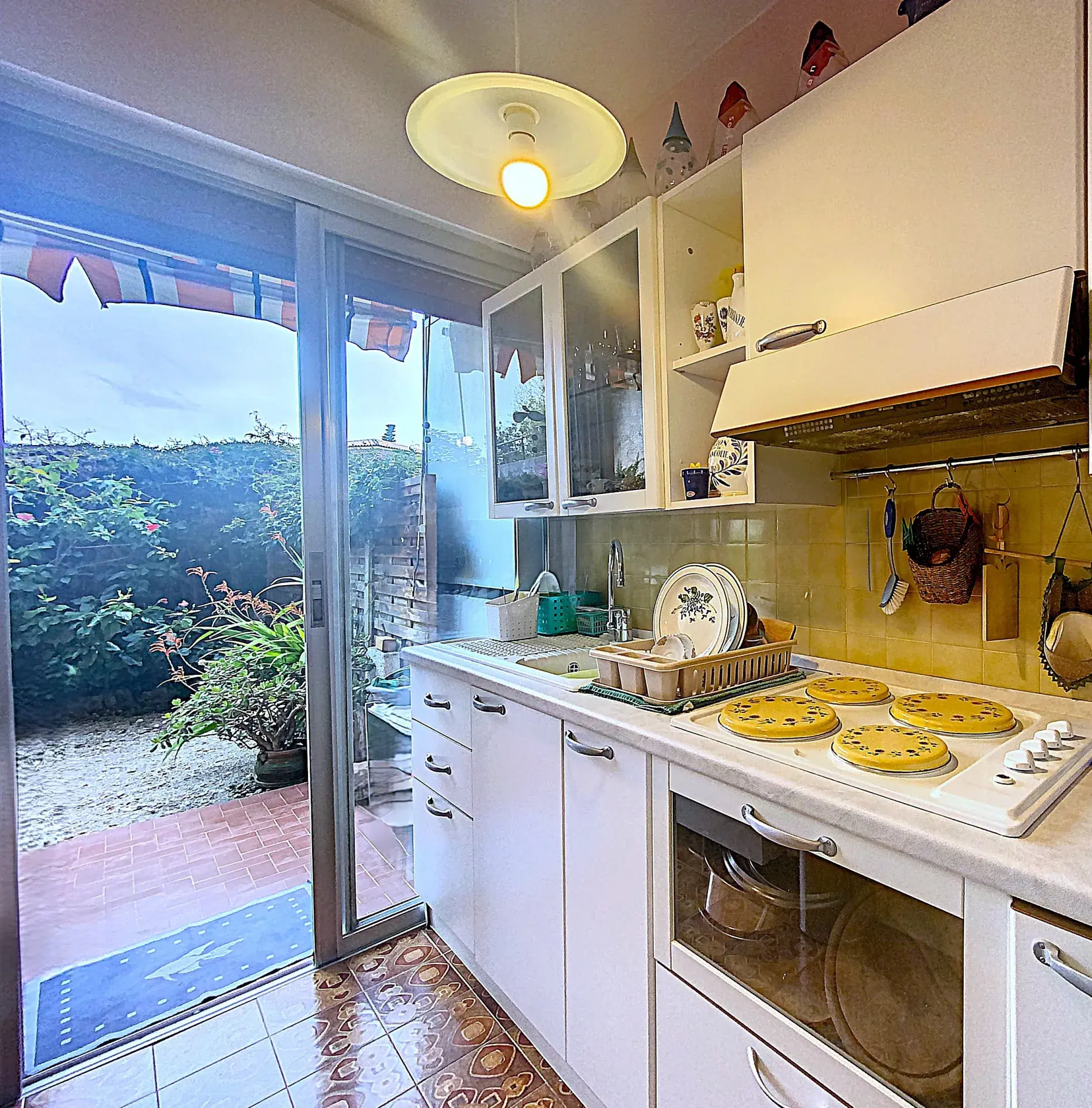 Studio en Rez-de-Jardin à Menton Garavan avec Terrasse et Jardin Arboré 