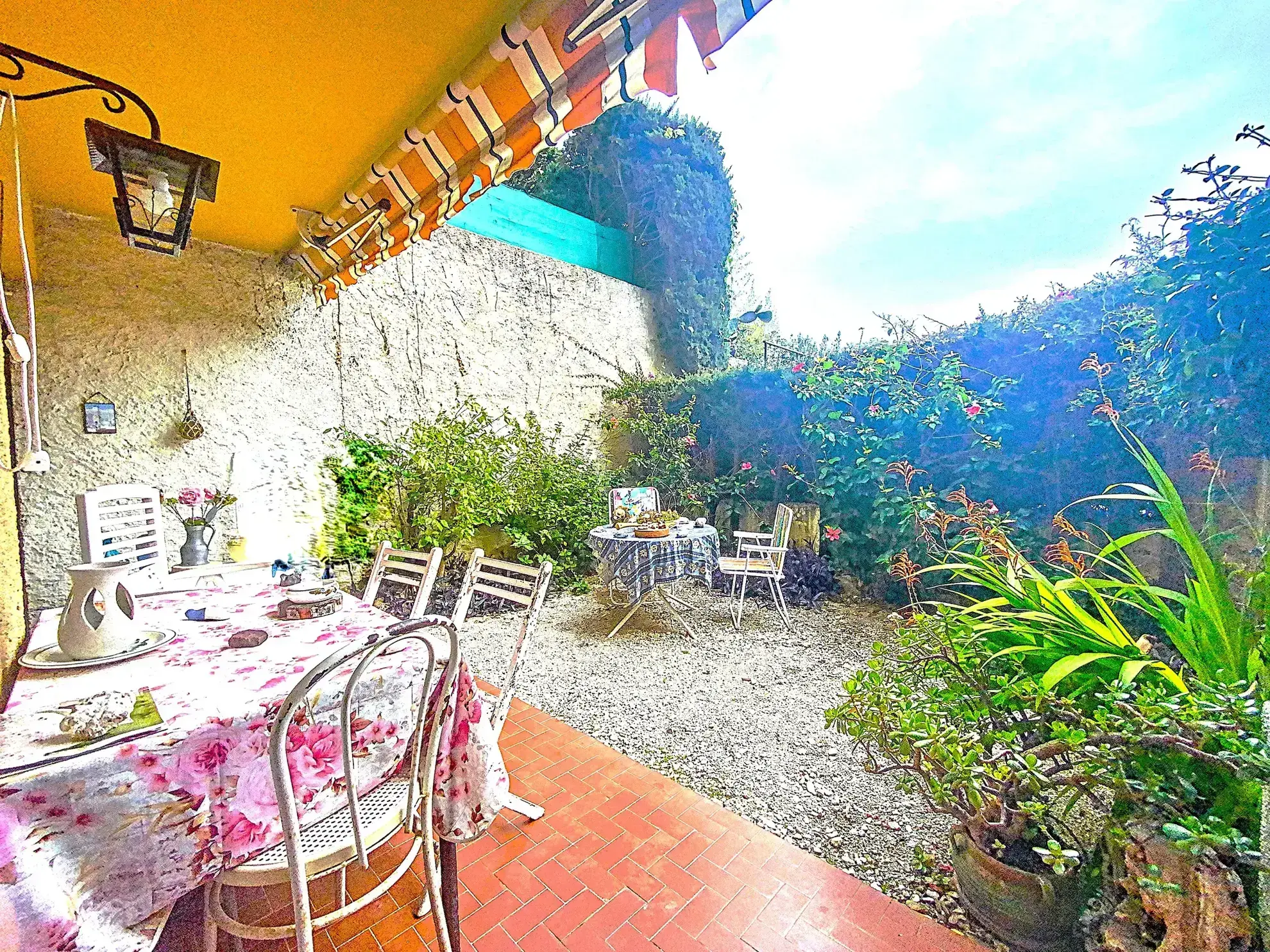 Studio en Rez-de-Jardin à Menton Garavan avec Terrasse et Jardin Arboré 