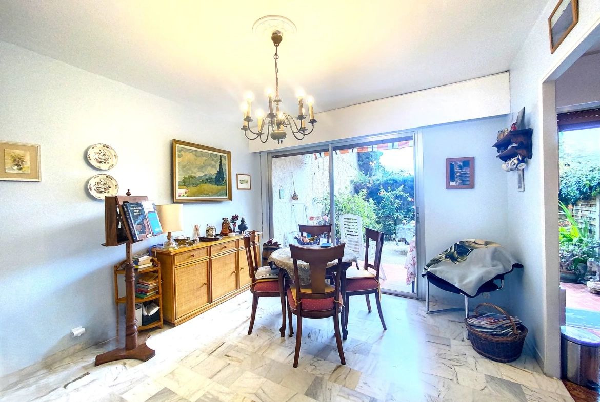 Studio en Rez-de-Jardin à Menton Garavan avec Terrasse et Jardin Arboré 
