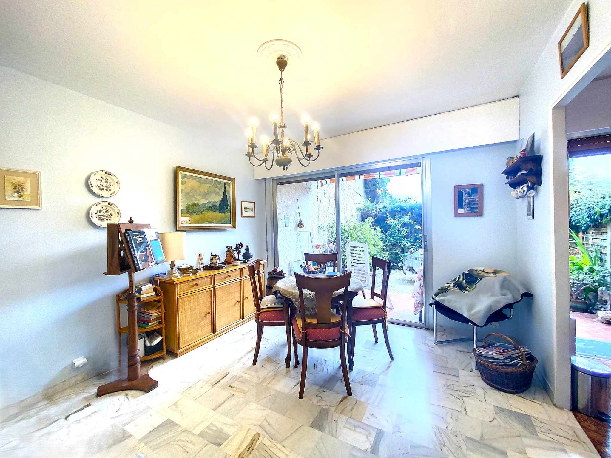 Studio en Rez-de-Jardin à Menton Garavan avec Terrasse et Jardin Arboré 