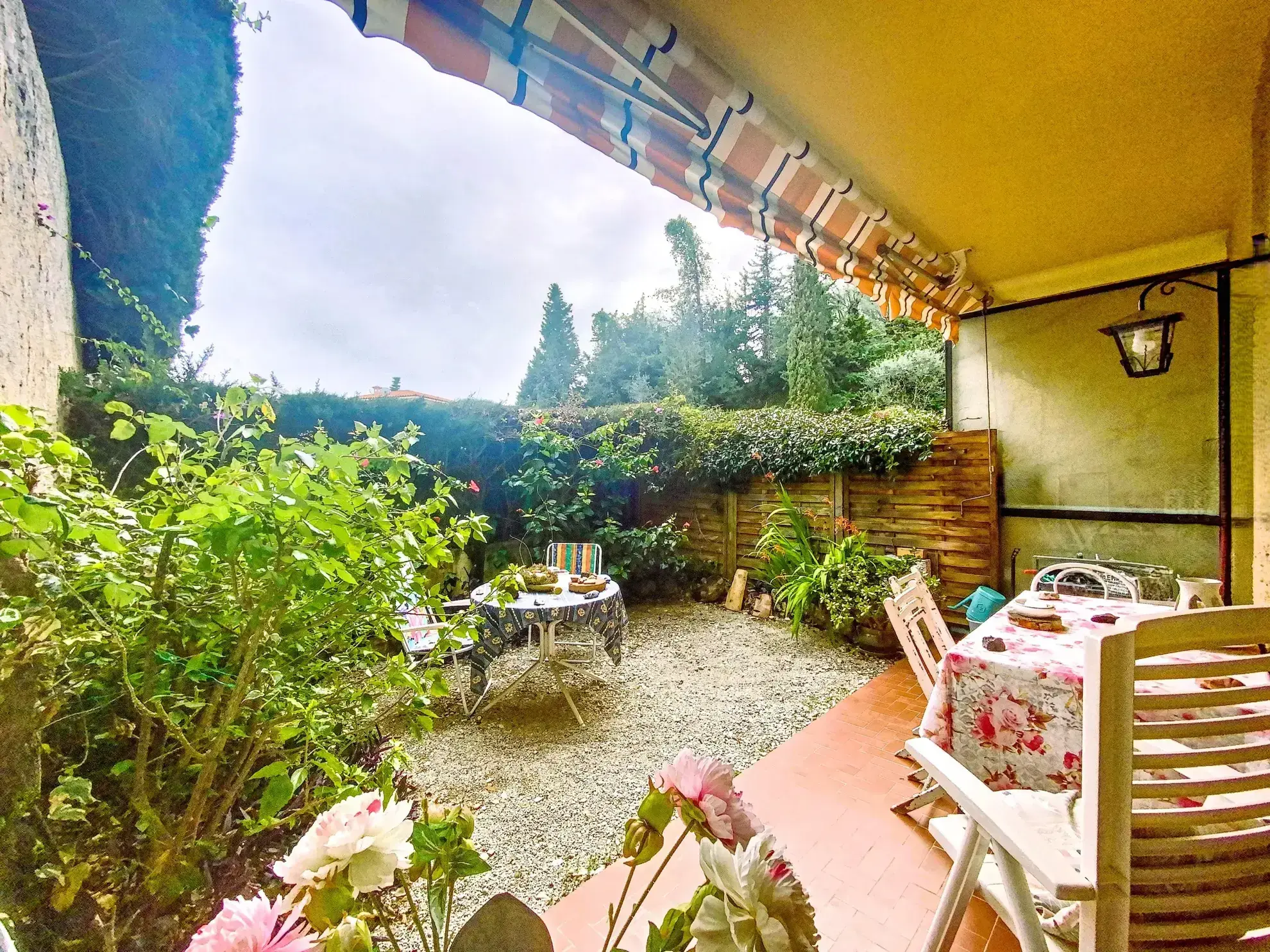Studio en Rez-de-Jardin à Menton Garavan avec Terrasse et Jardin Arboré 