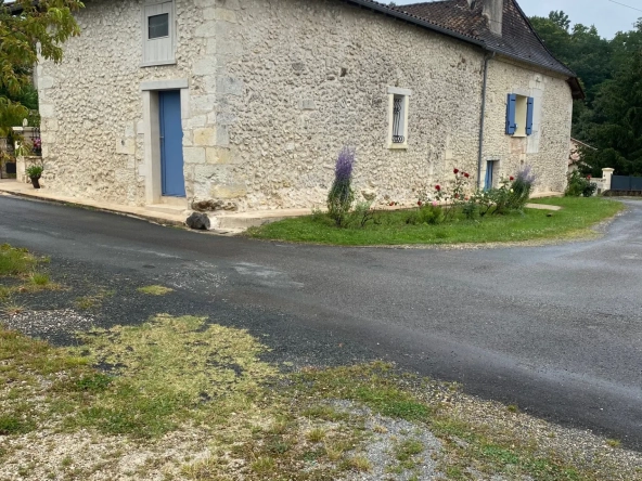 Maison en pierre avec dépendance et terrain clos à Riberac en Dordogne