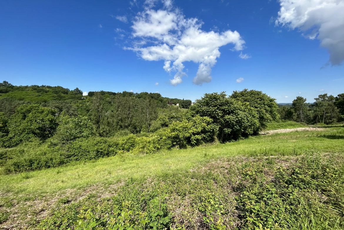 Terrain constructible à Coursac de 824 m², viabilisé, proche commodités et autoroute 