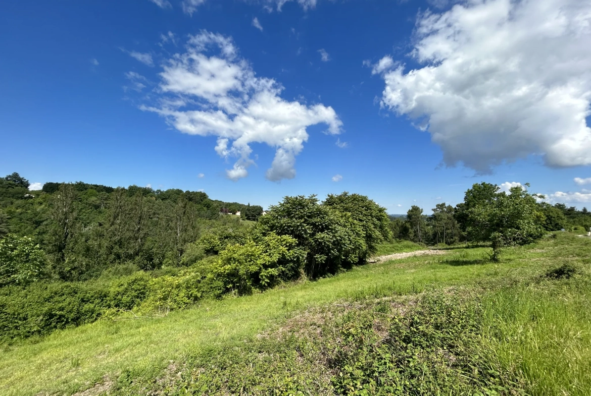 Terrain constructible à Coursac de 824 m², viabilisé, proche commodités et autoroute 