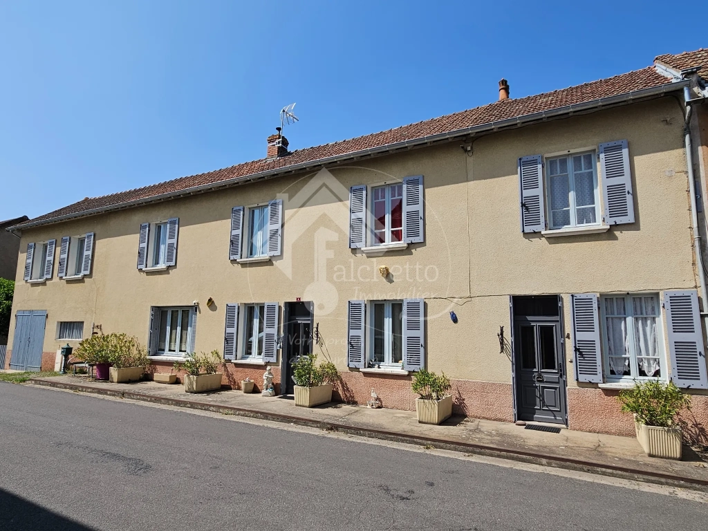 Grande maison de village à Neuilly-en-Donjon de 238m² avec terrain et garage