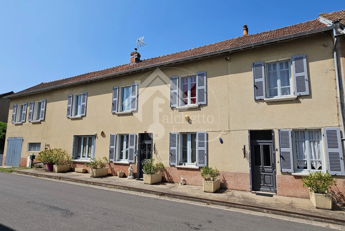 Grande maison de village à Neuilly-en-Donjon de 238m² avec terrain et garage 