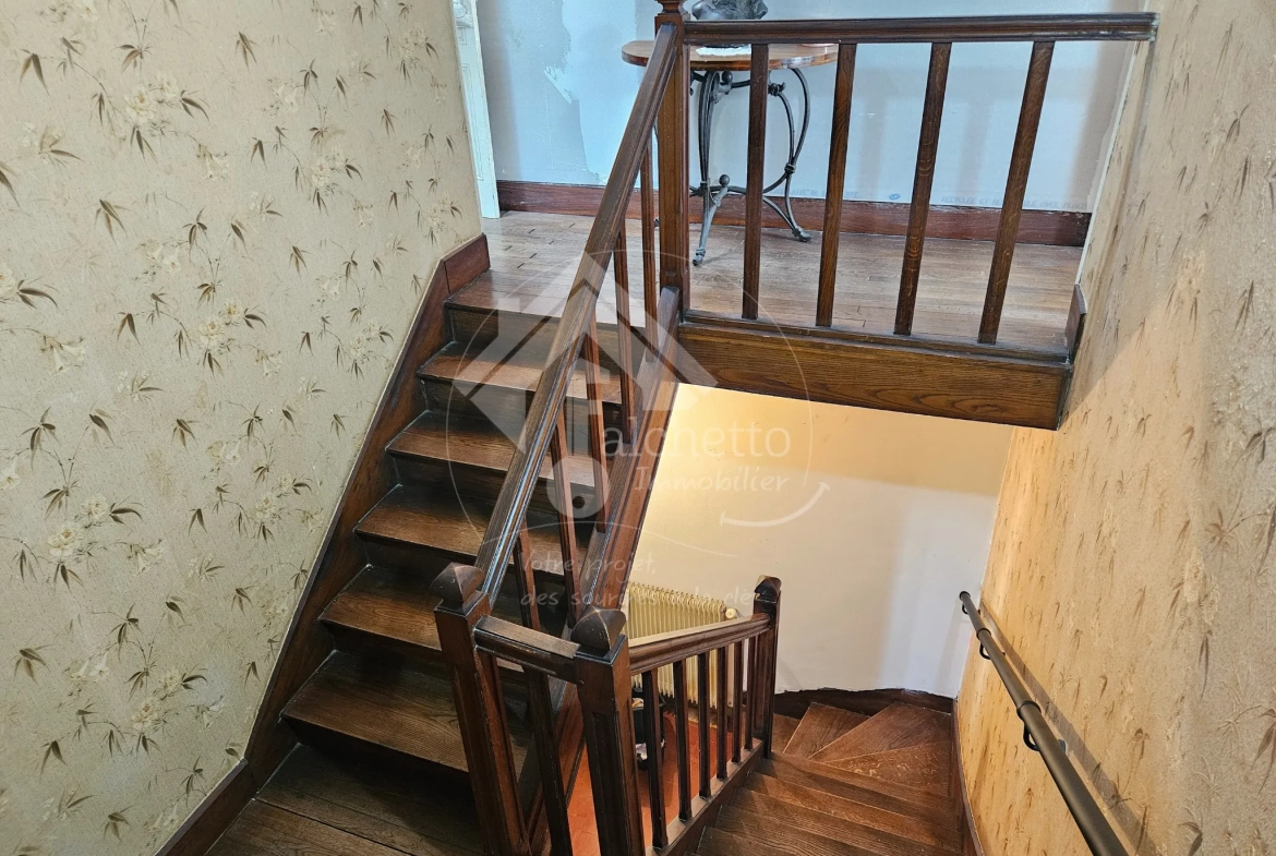 Grande maison de village à Neuilly-en-Donjon de 238m² avec terrain et garage 