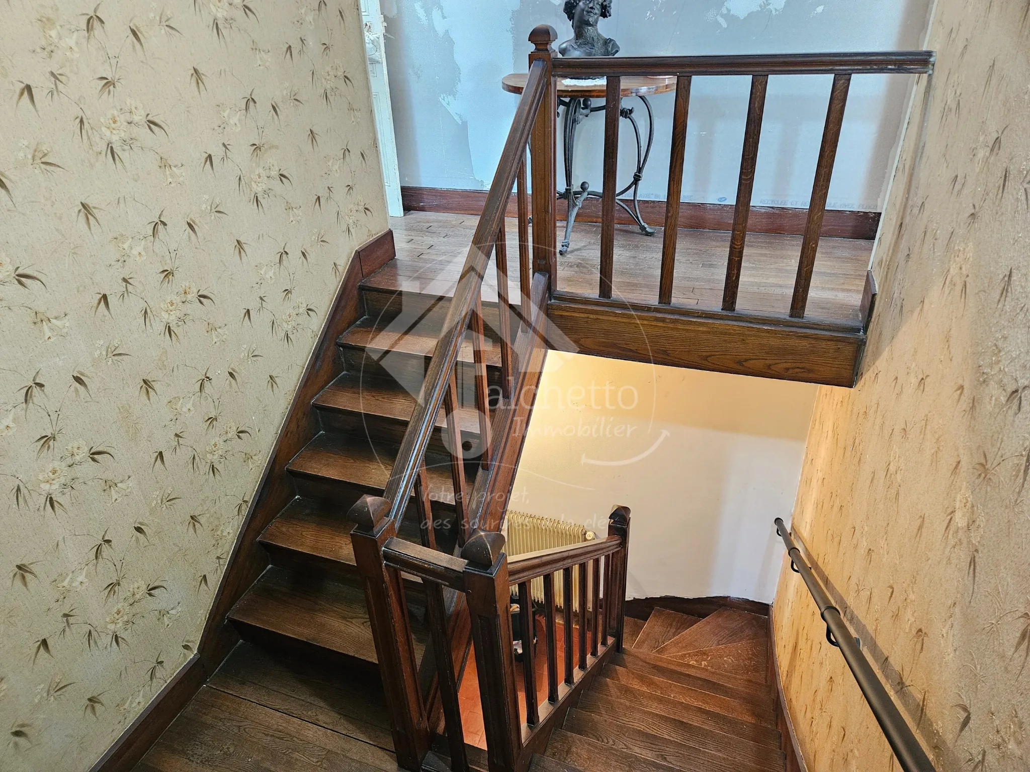 Grande maison de village à Neuilly-en-Donjon de 238m² avec terrain et garage 