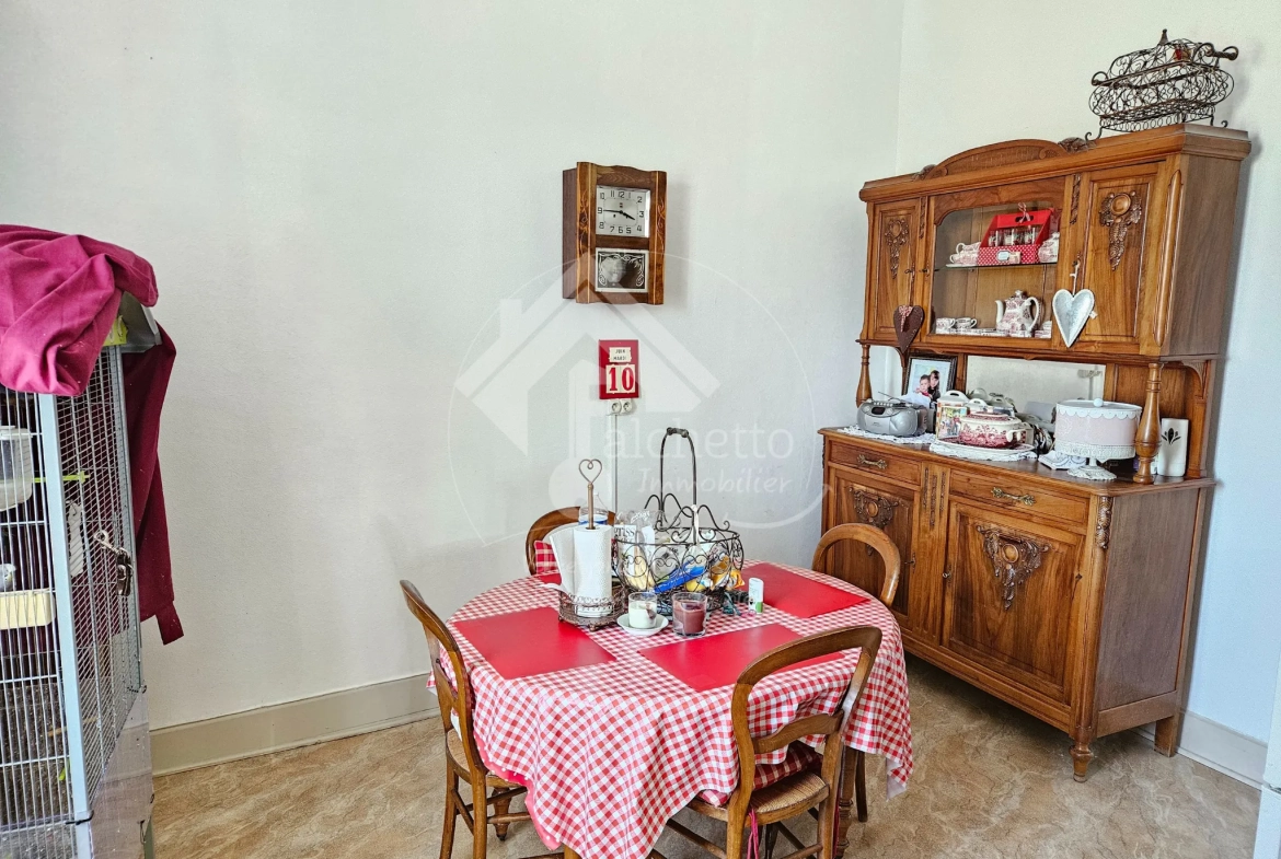 Grande maison de village à Neuilly-en-Donjon de 238m² avec terrain et garage 