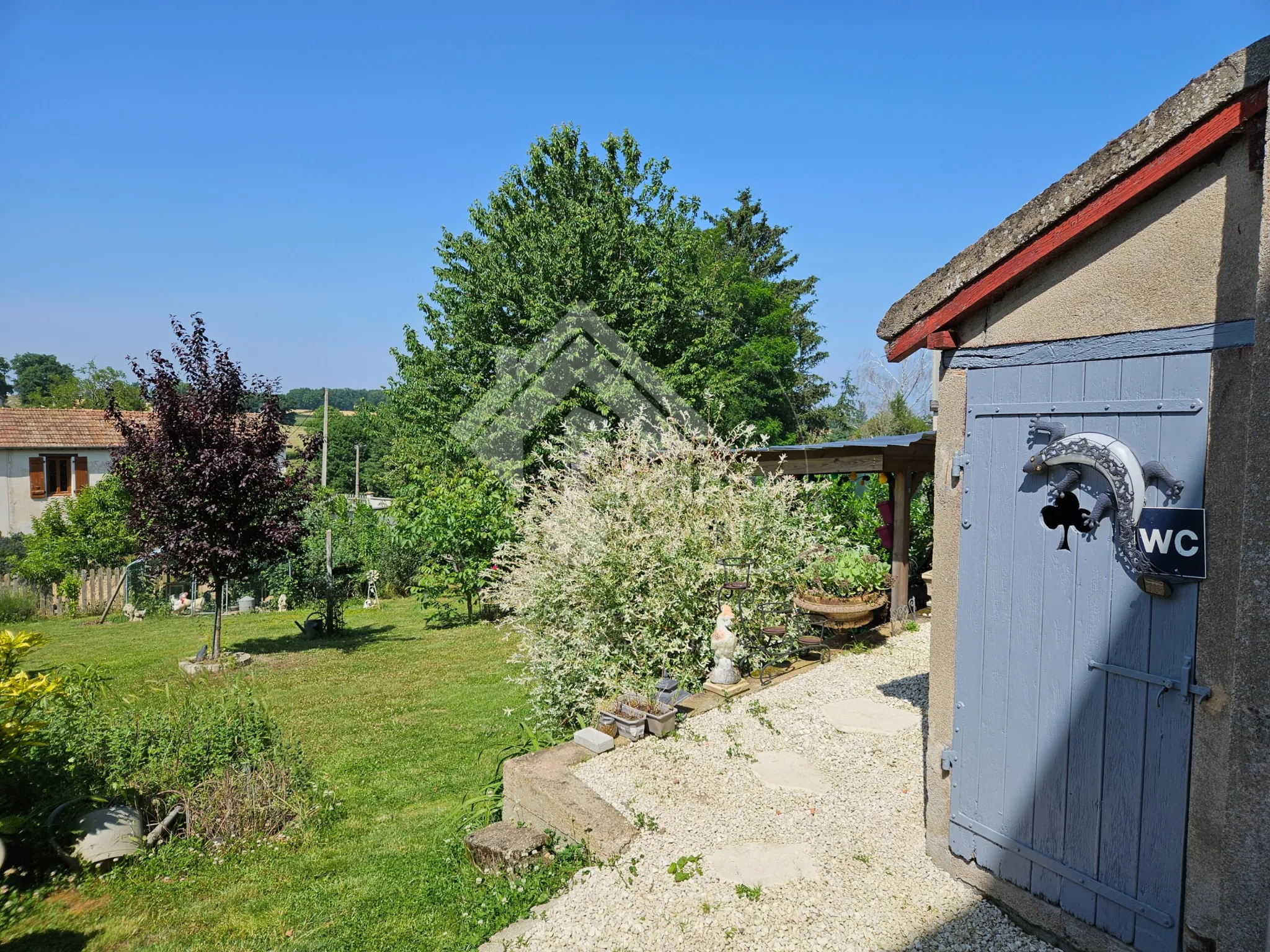 Grande maison de village à Neuilly-en-Donjon de 238m² avec terrain et garage 