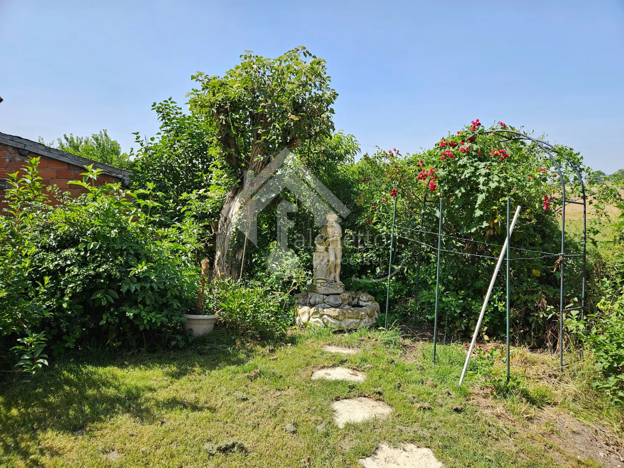Grande maison de village à Neuilly-en-Donjon de 238m² avec terrain et garage 