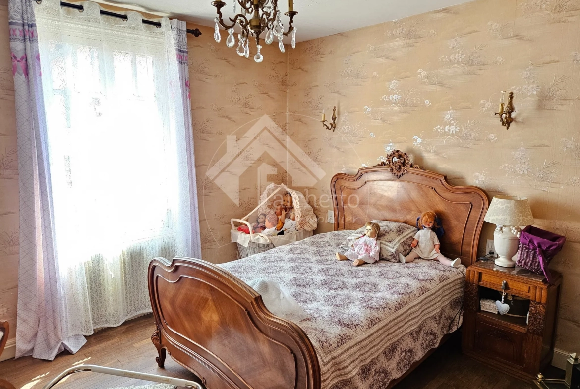 Grande maison de village à Neuilly-en-Donjon de 238m² avec terrain et garage 