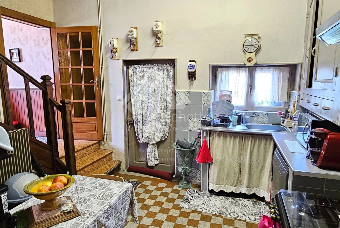 Grande maison de village à Neuilly-en-Donjon de 238m² avec terrain et garage 
