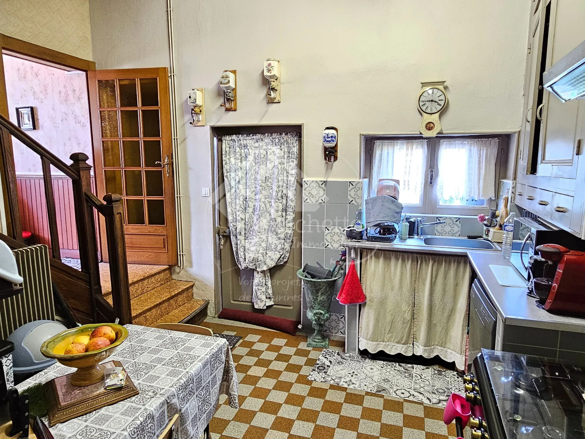 Grande maison de village à Neuilly-en-Donjon de 238m² avec terrain et garage 