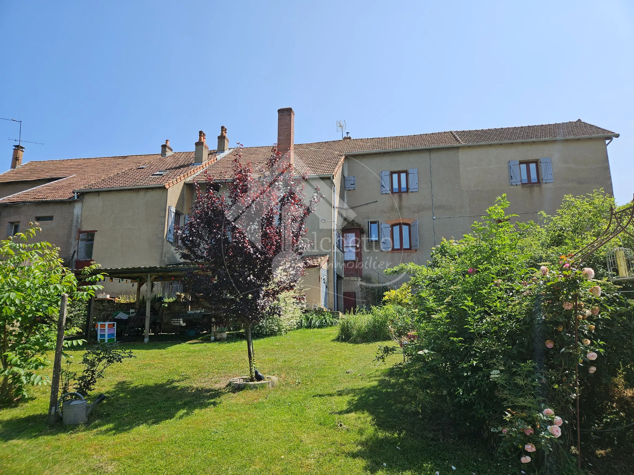 Grande maison de village à Neuilly-en-Donjon de 238m² avec terrain et garage 