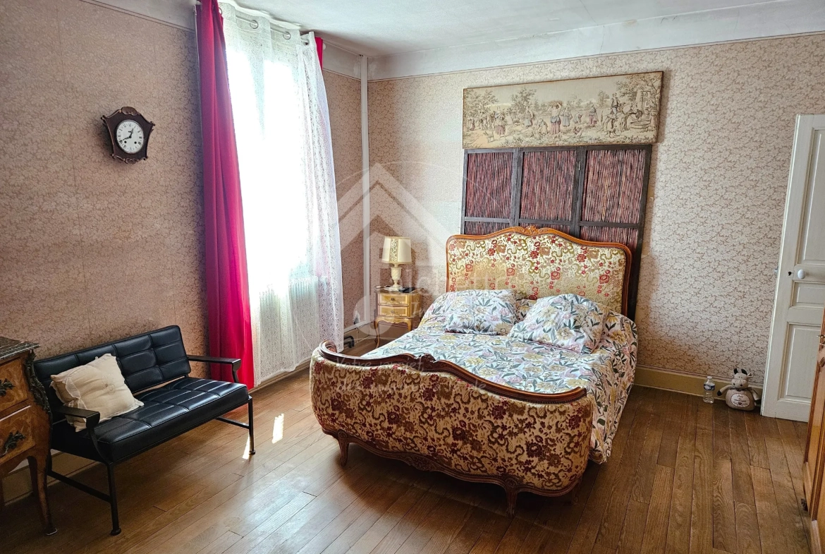 Grande maison de village à Neuilly-en-Donjon de 238m² avec terrain et garage 
