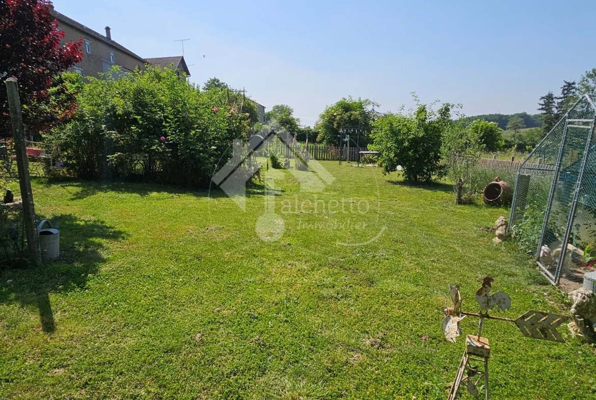 Grande maison de village à Neuilly-en-Donjon de 238m² avec terrain et garage 