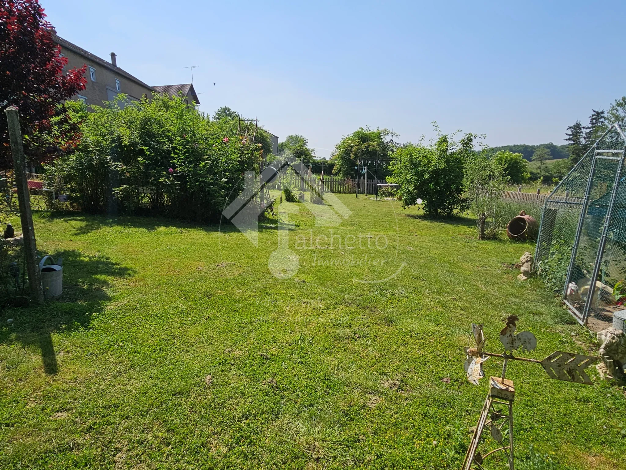 Grande maison de village à Neuilly-en-Donjon de 238m² avec terrain et garage 