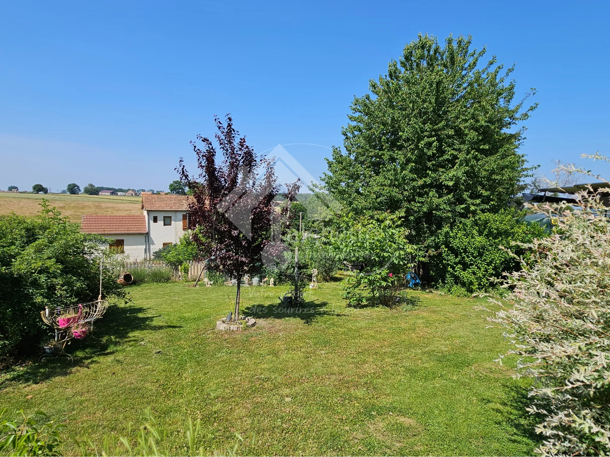 Grande maison de village à Neuilly-en-Donjon de 238m² avec terrain et garage 