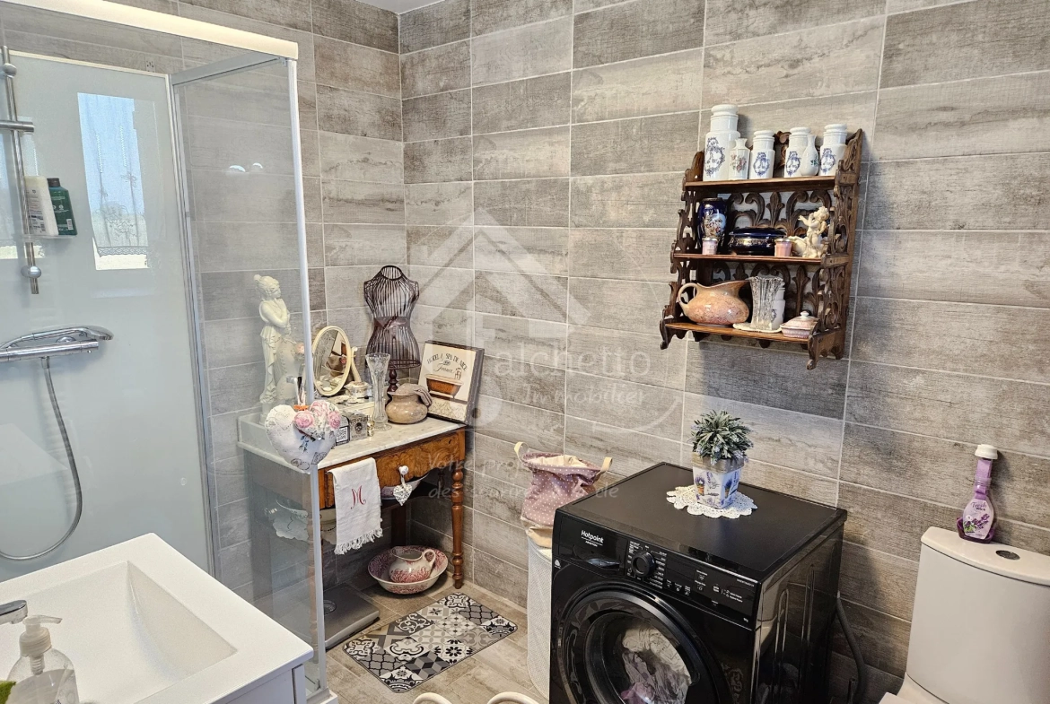 Grande maison de village à Neuilly-en-Donjon de 238m² avec terrain et garage 