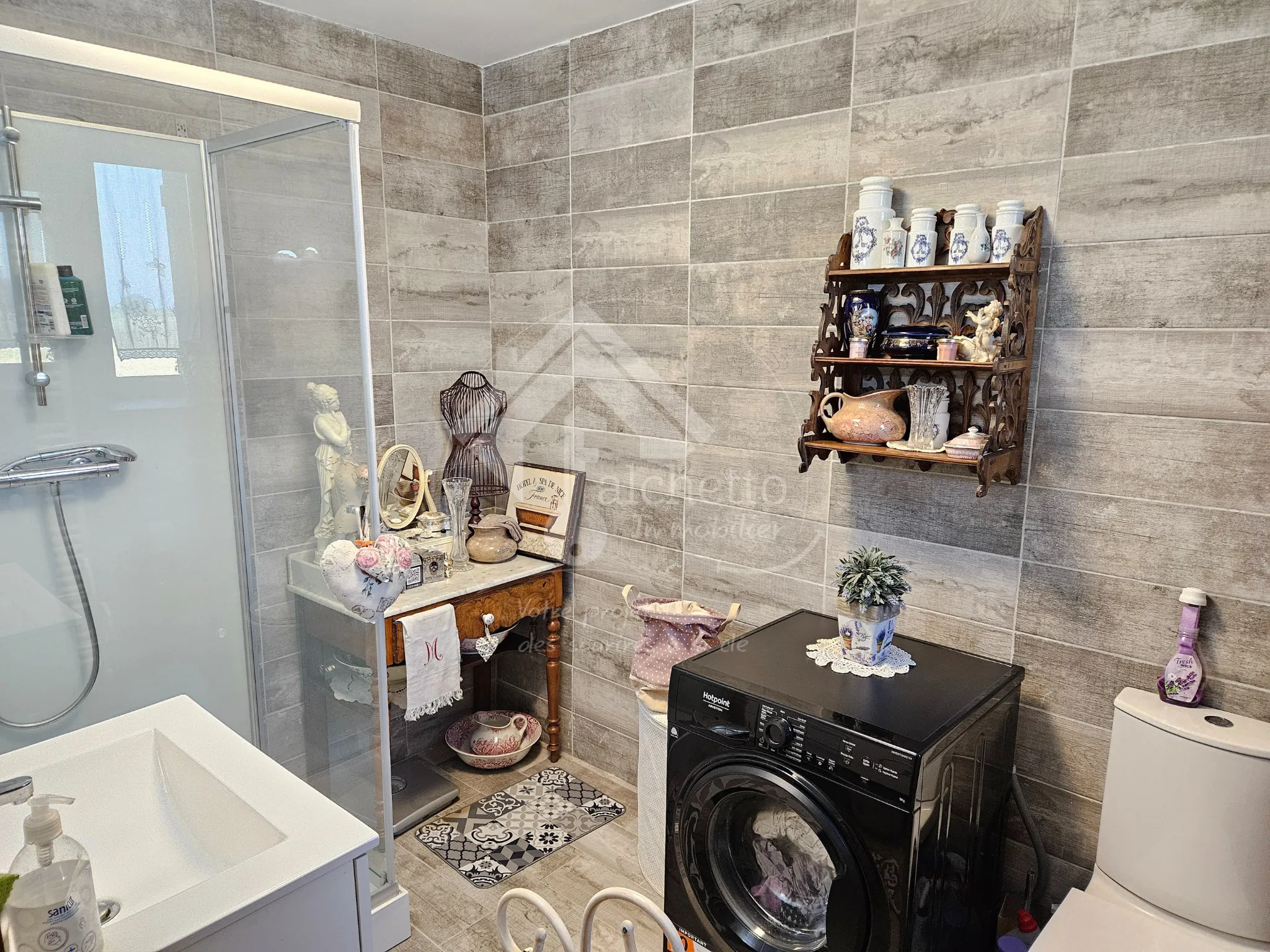 Grande maison de village à Neuilly-en-Donjon de 238m² avec terrain et garage 