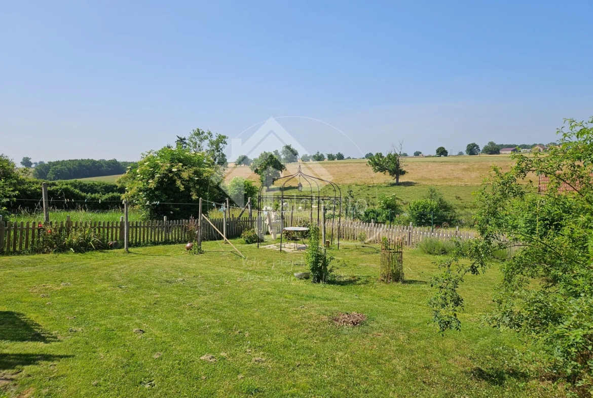 Grande maison de village à Neuilly-en-Donjon de 238m² avec terrain et garage 