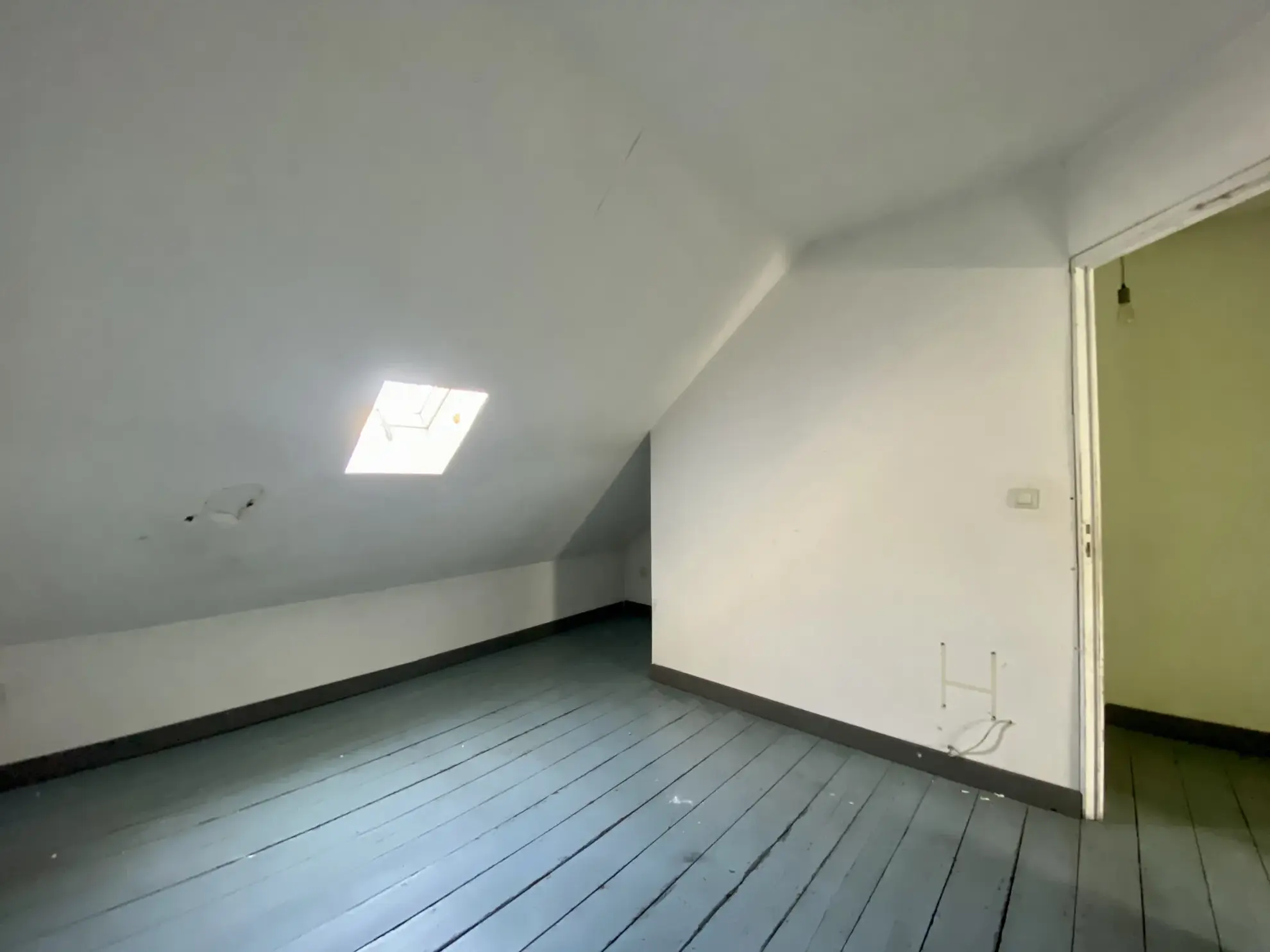 Maison semi-individuelle à vendre à Maubeuge avec potentiel et grand terrain 