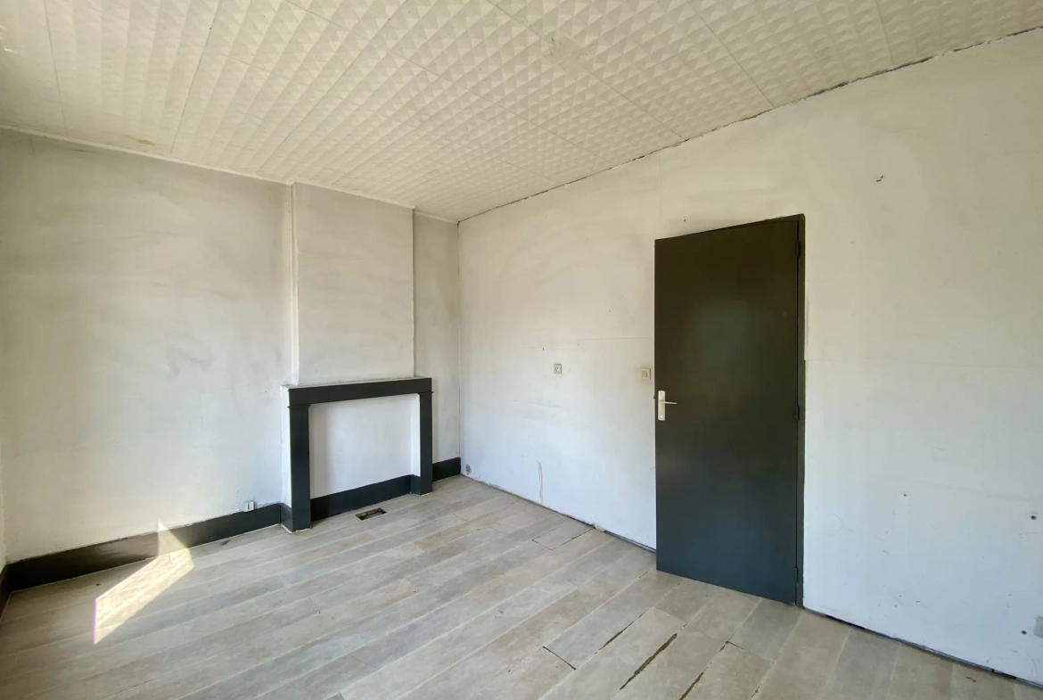 Maison semi-individuelle à vendre à Maubeuge avec potentiel et grand terrain 