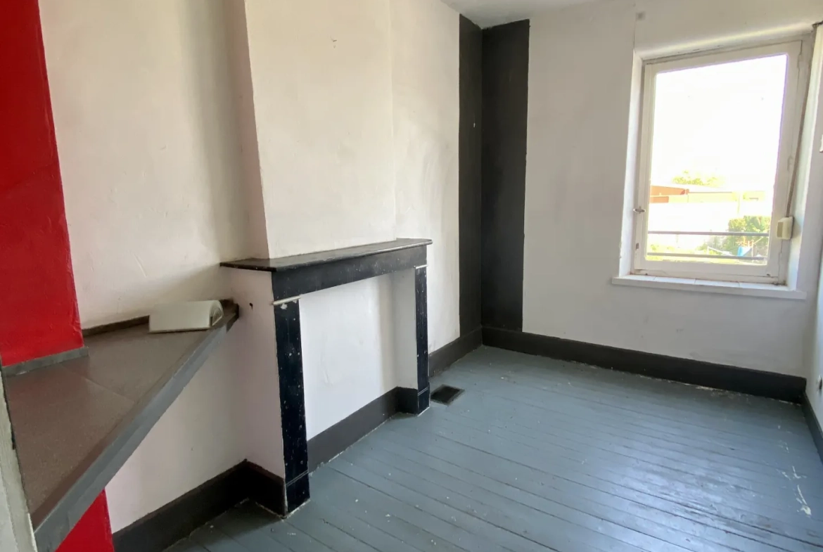 Maison semi-individuelle à vendre à Maubeuge avec potentiel et grand terrain 