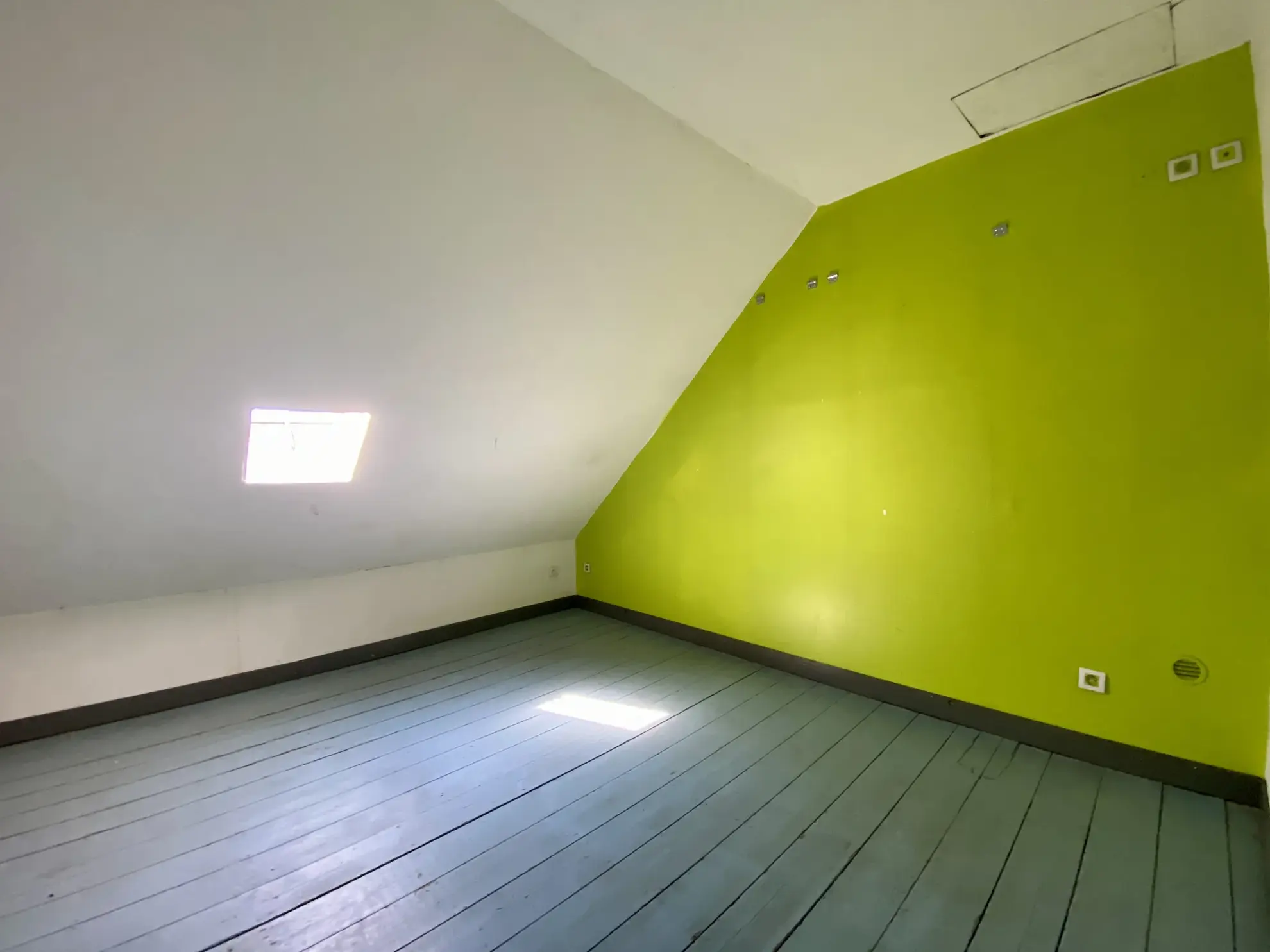 Maison semi-individuelle à vendre à Maubeuge avec potentiel et grand terrain 