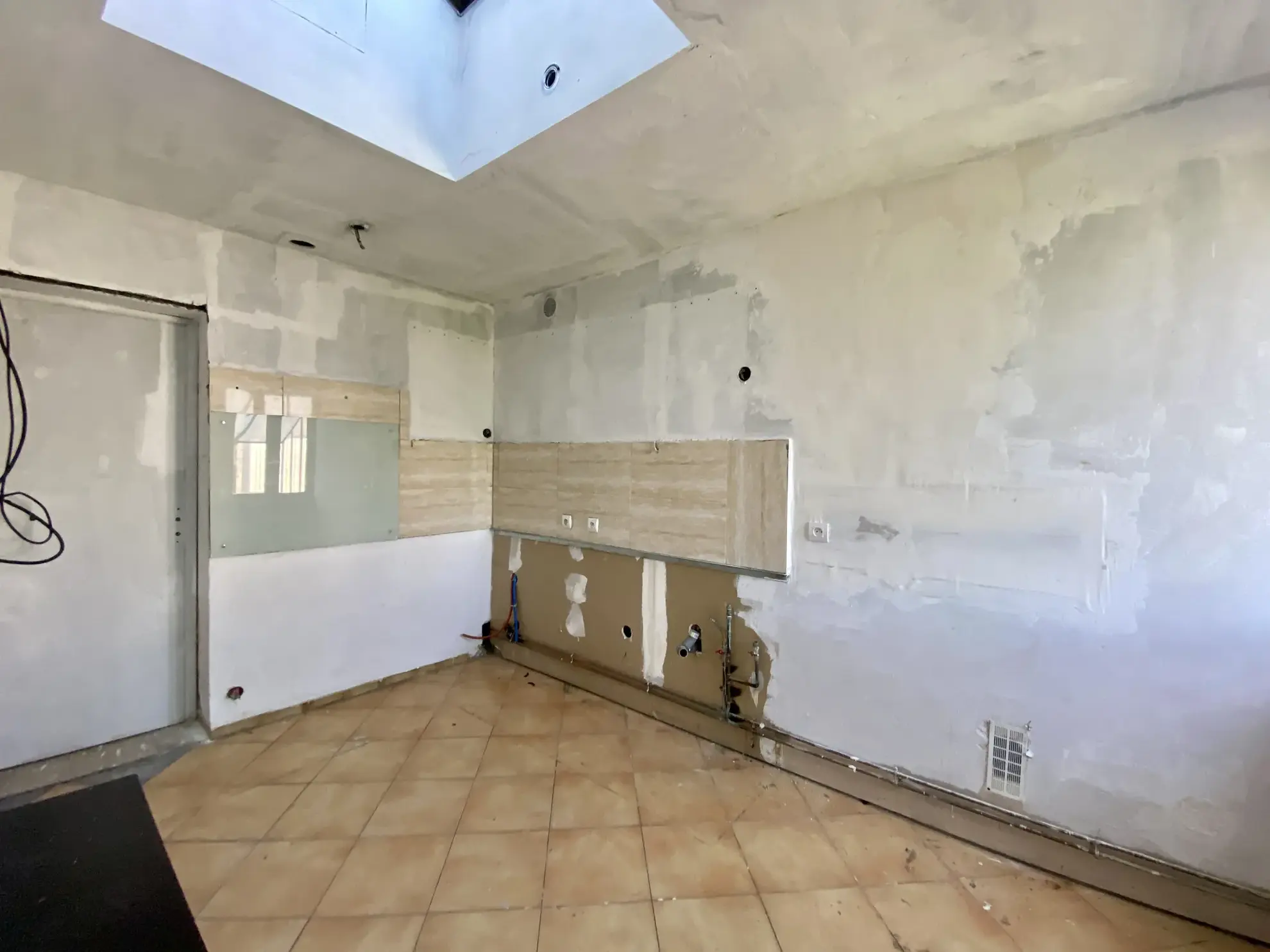 Maison semi-individuelle à vendre à Maubeuge avec potentiel et grand terrain 
