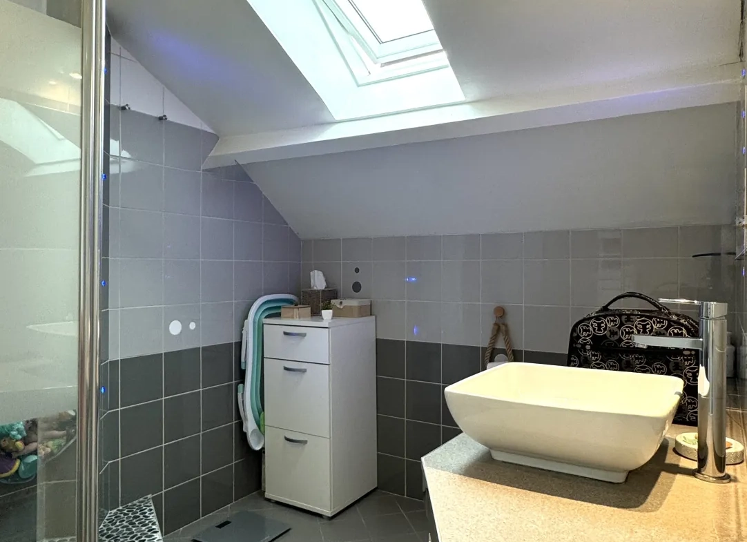 Appartement lumineux avec terrasse, garage et 2 chambres à Varreddes 