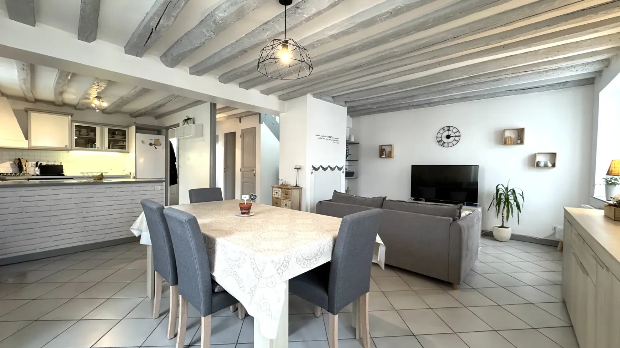 Appartement lumineux avec terrasse, garage et 2 chambres à Varreddes 