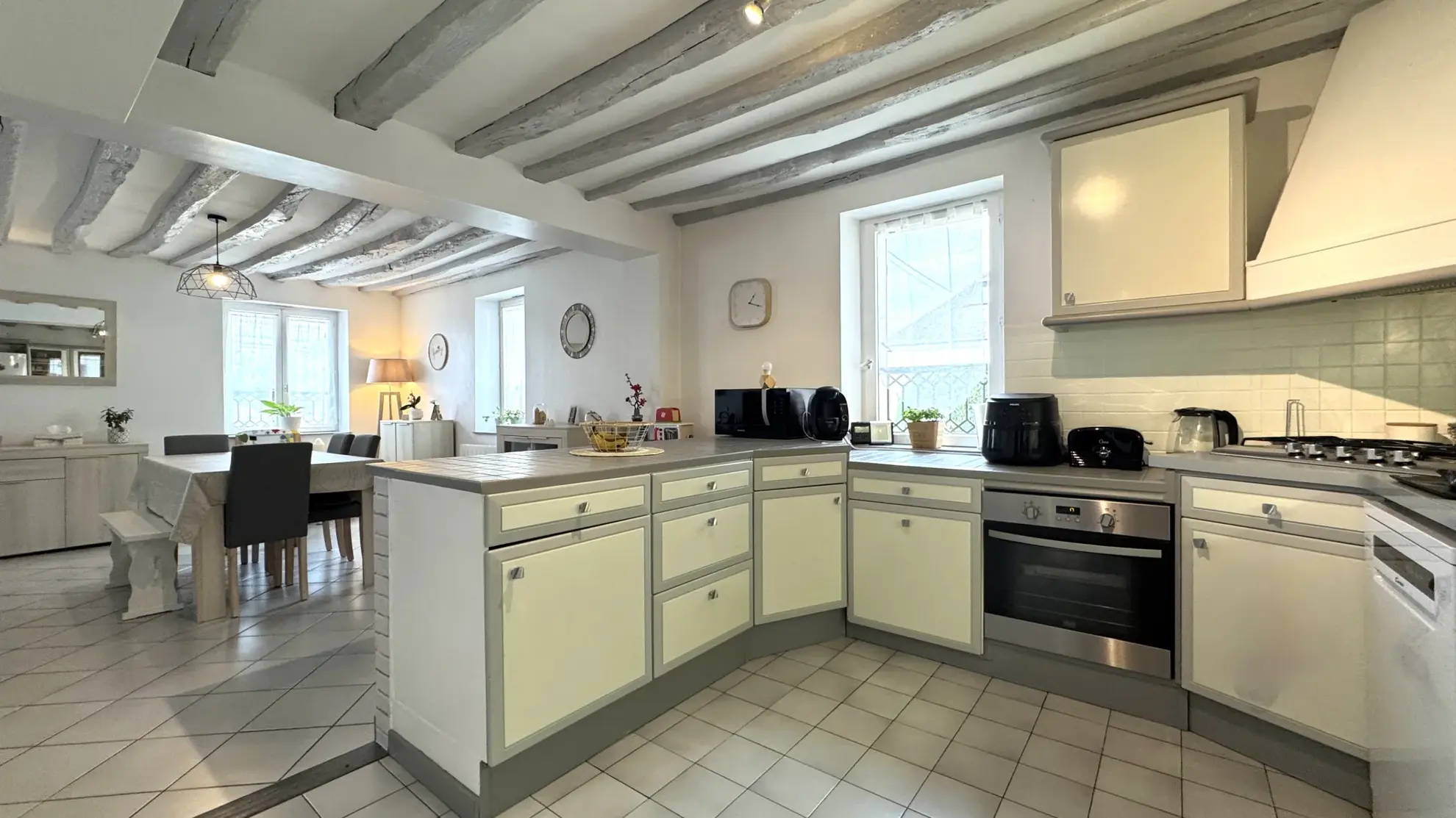 Appartement lumineux avec terrasse, garage et 2 chambres à Varreddes 