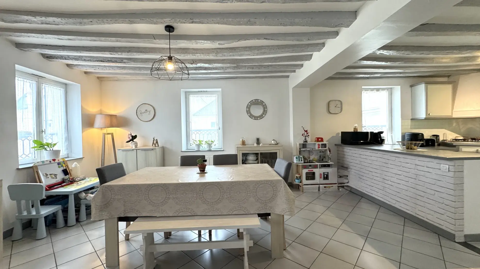 Appartement lumineux avec terrasse, garage et 2 chambres à Varreddes 