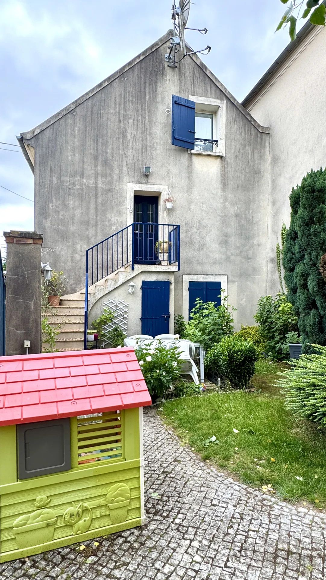 Appartement lumineux avec terrasse, garage et 2 chambres à Varreddes 