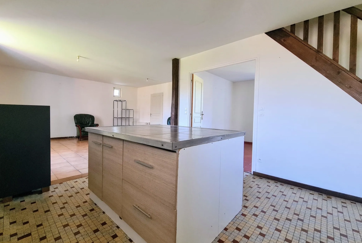 Maison familiale à vendre avec revenu locatif à Beaumont la Ferrière 
