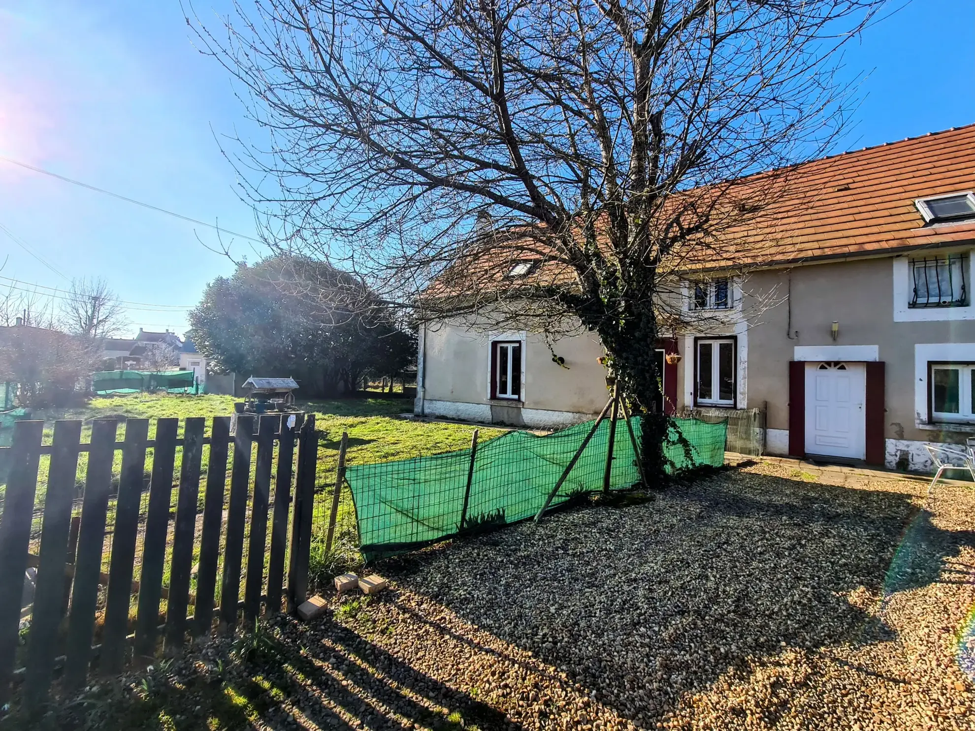 Maison familiale à vendre avec revenu locatif à Beaumont la Ferrière 