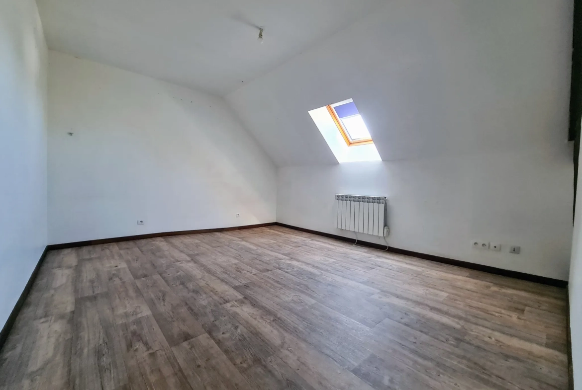 Maison familiale à vendre avec revenu locatif à Beaumont la Ferrière 