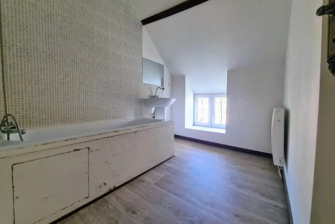 Maison familiale à vendre avec revenu locatif à Beaumont la Ferrière 
