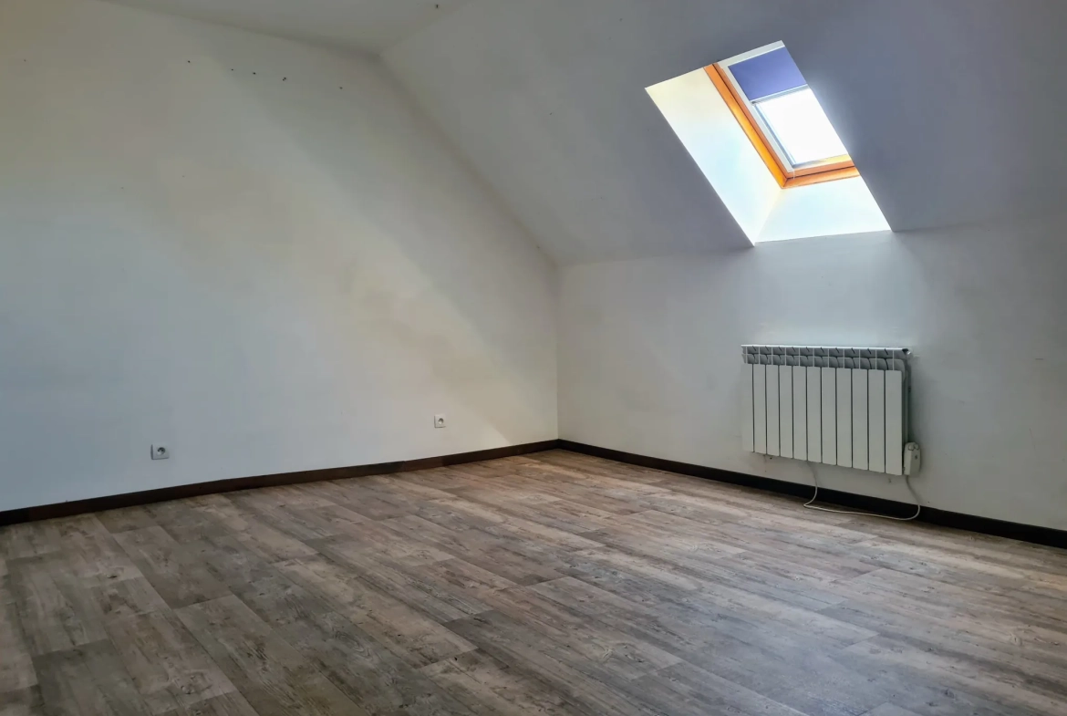 Maison familiale à vendre avec revenu locatif à Beaumont la Ferrière 