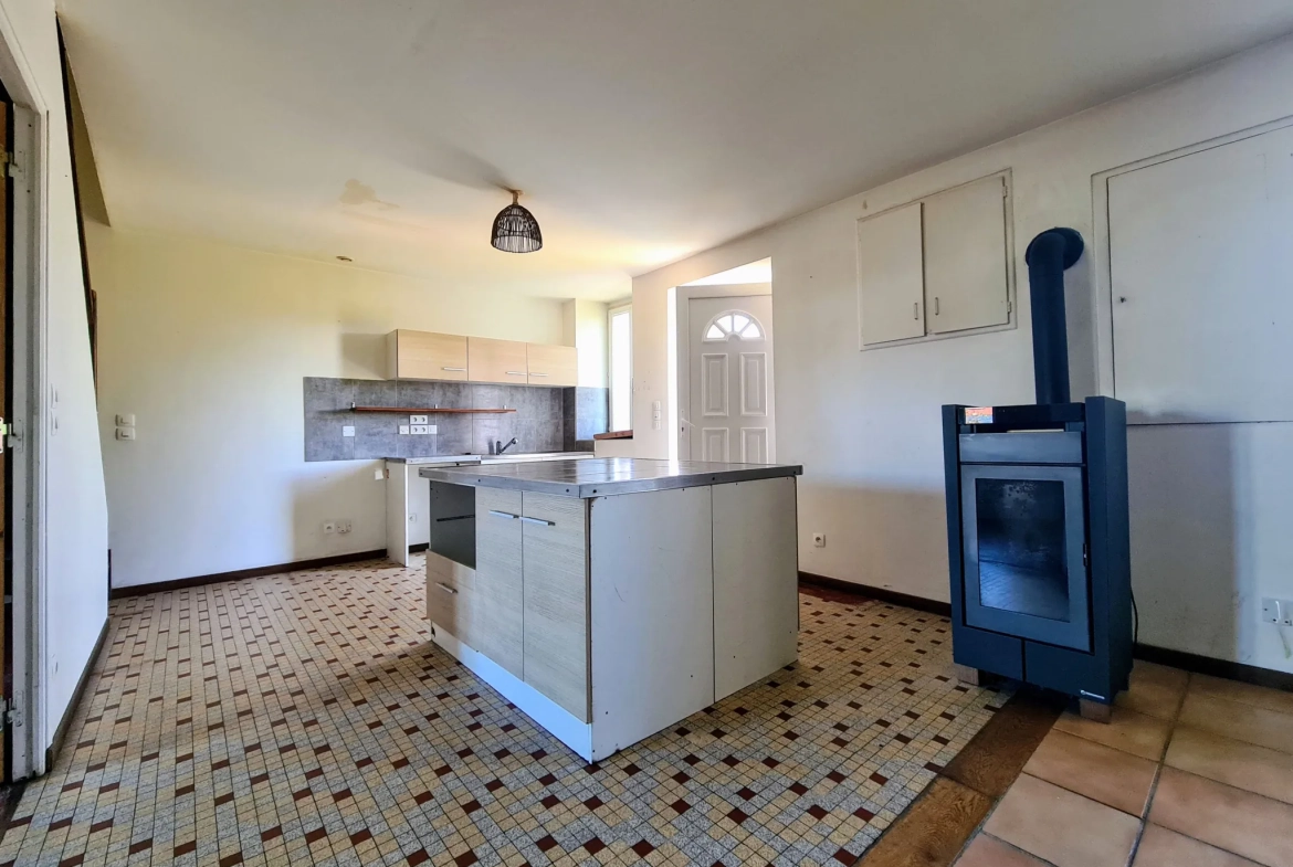 Maison familiale à vendre avec revenu locatif à Beaumont la Ferrière 