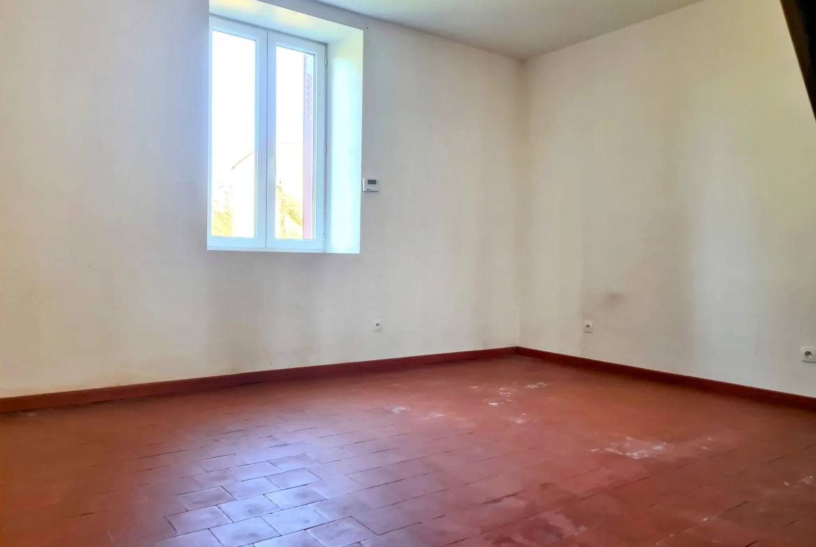 Maison familiale à vendre avec revenu locatif à Beaumont la Ferrière 
