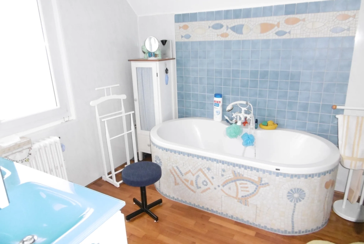 Charmante maison à Vendôme, proche TGV, terrain de 362 m² avec garage et terrasse 