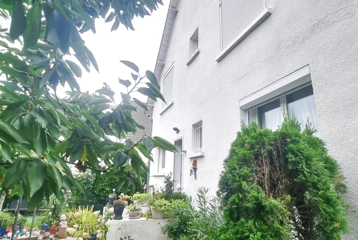 Charmante maison à Vendôme, proche TGV, terrain de 362 m² avec garage et terrasse 